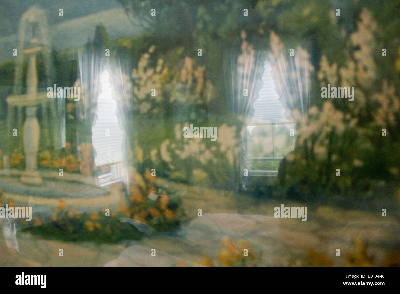 Fenster spiegelt sich in gerahmte Bilder in einem Haus Stockfoto