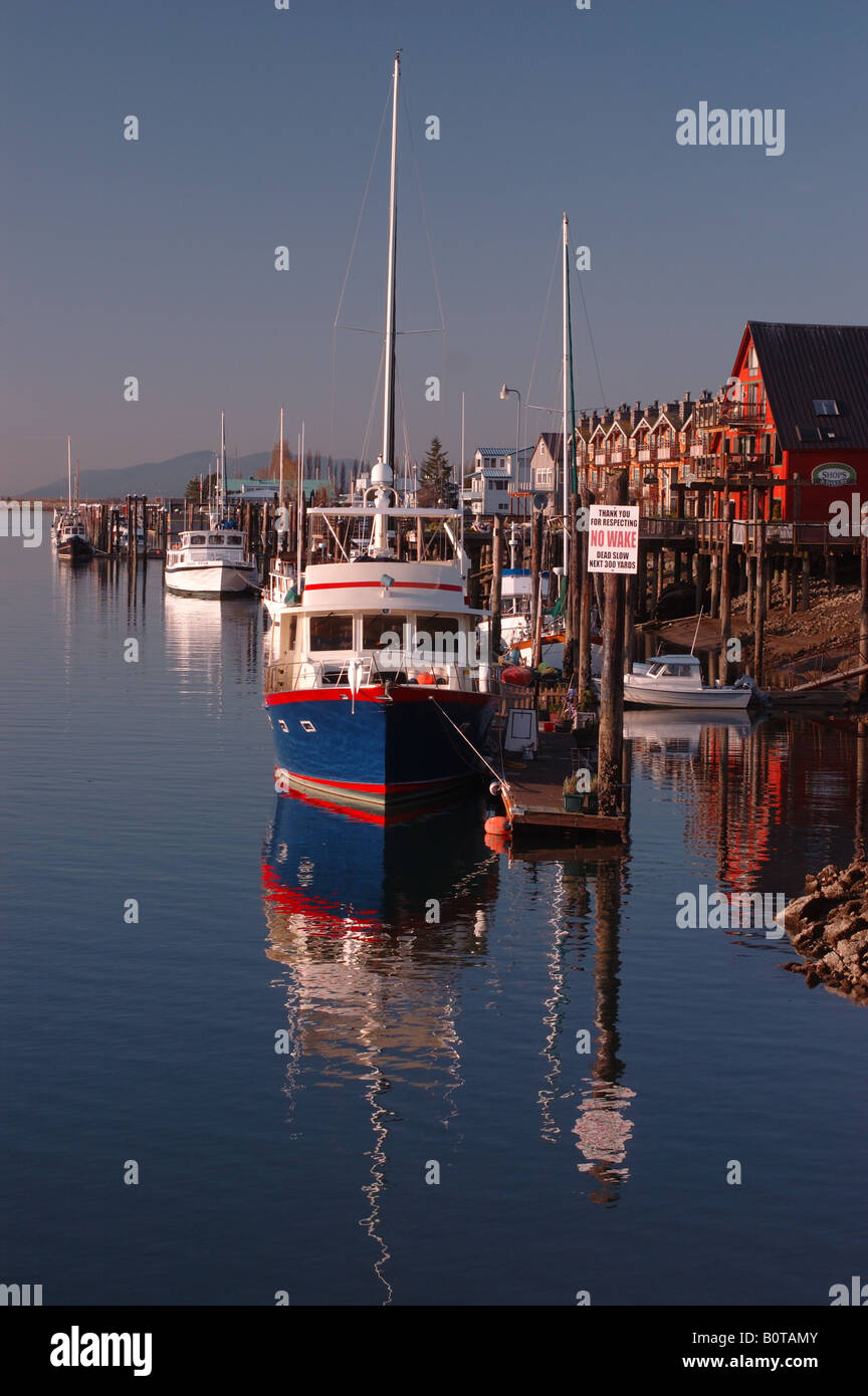 Blauen, roten und weißen Boot im malerischen Hafen. Stockfoto