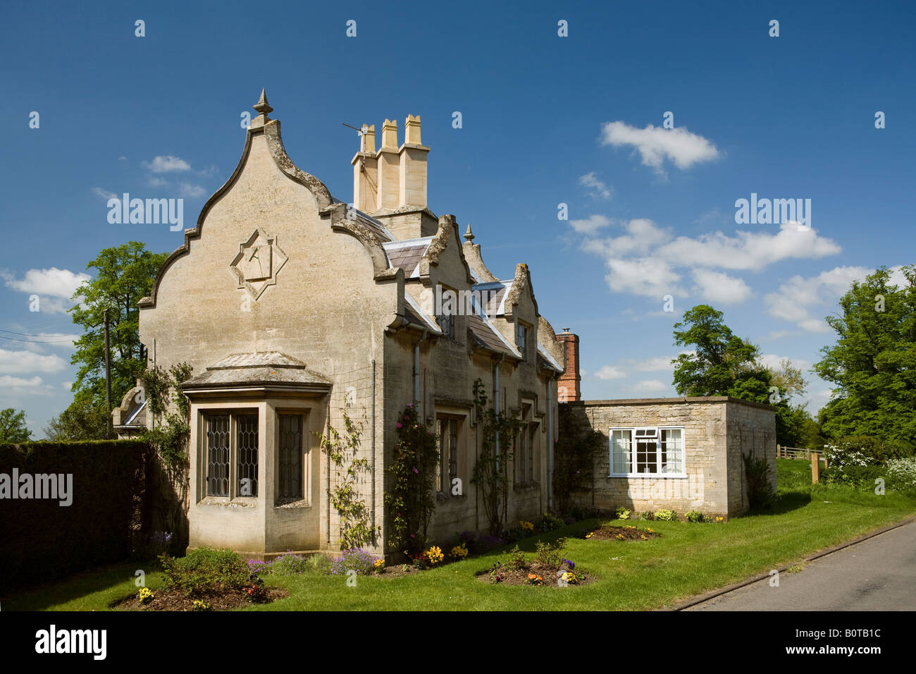 UK England Lincolnshire Belton markante Haus mit Sonnenuhr lateinischen Sprichwort Horas non Numerro nisi Serenas Stockfoto