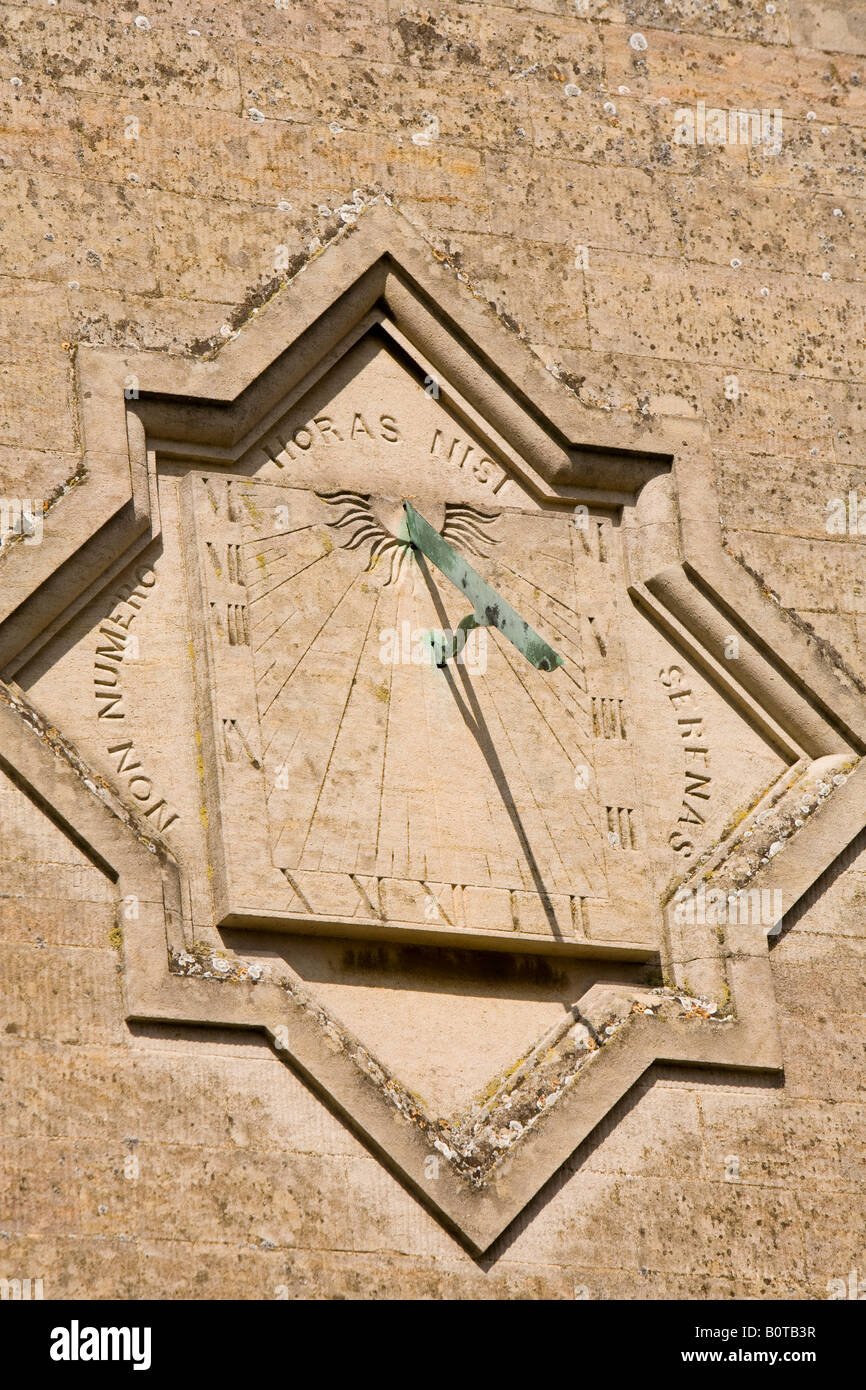 UK England Lincolnshire Belton Haus Sonnenuhr mit lateinischen Sprichwort Horas non Numerro nisi Serenas Stockfoto