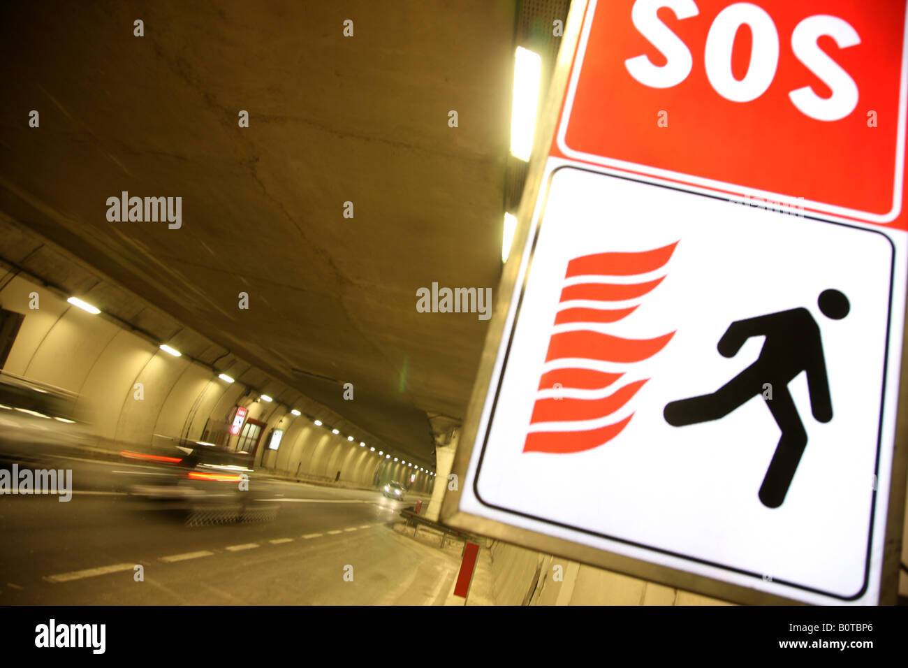 Notausgangsschild in einem Tunnel von einer Autobahn Stockfoto