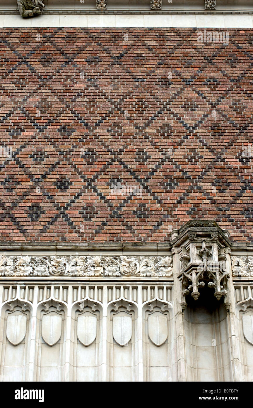 Geometrische Muster mit Ziegel auf Mauerbau eingelegt. Stockfoto