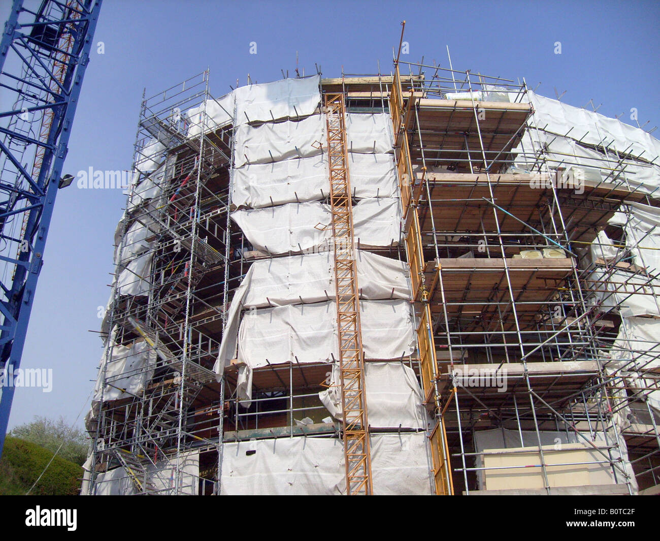 Gerüst und Kran auf den Aufbau von Website-Entwicklung. Stockfoto