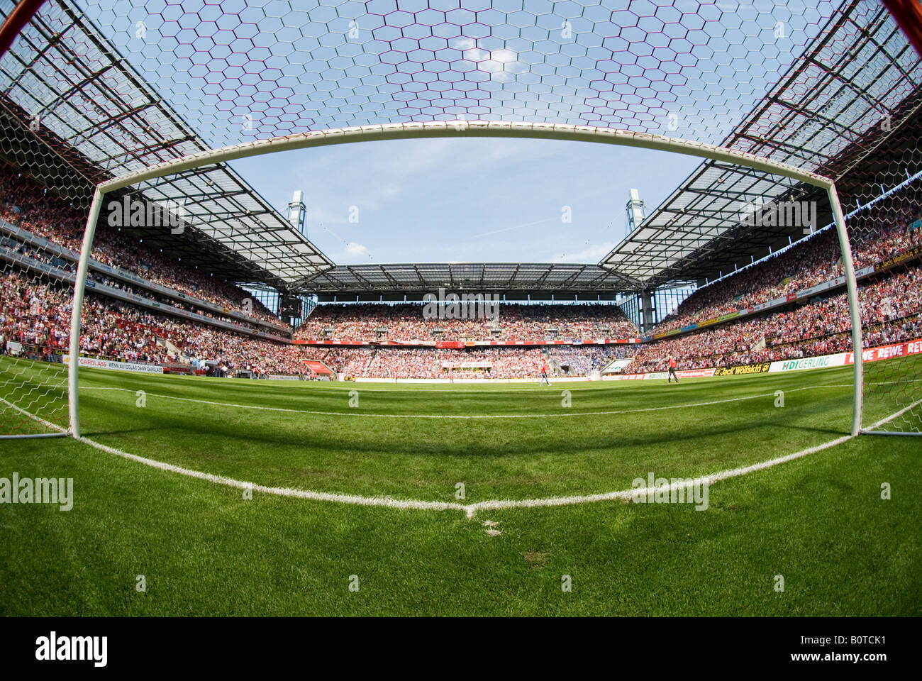 leere Tor in gefüllten Fußballstadion vor dem Anpfiff Stockfoto