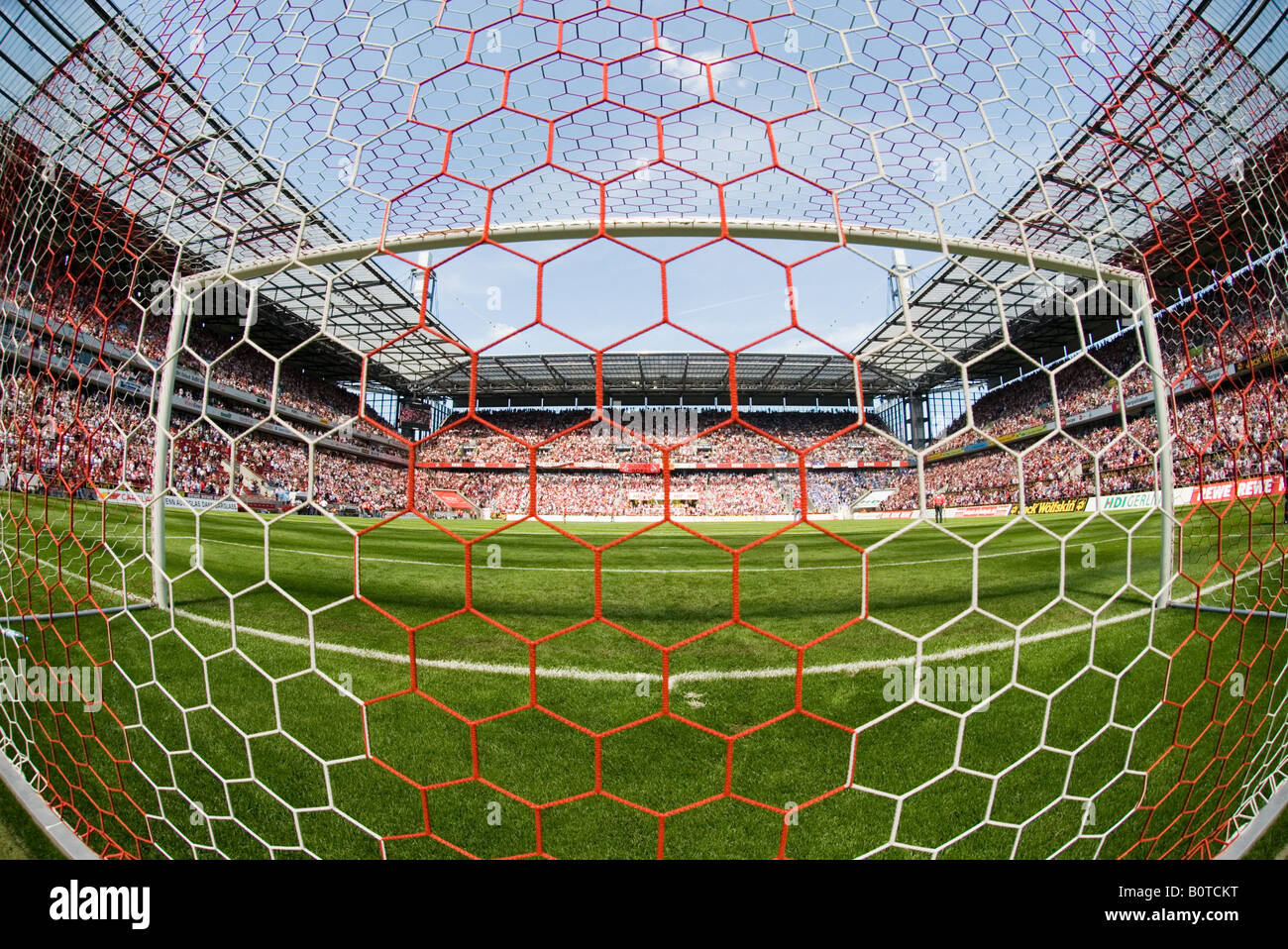 leere Tor in gefüllten Fußballstadion vor dem Anpfiff Stockfoto