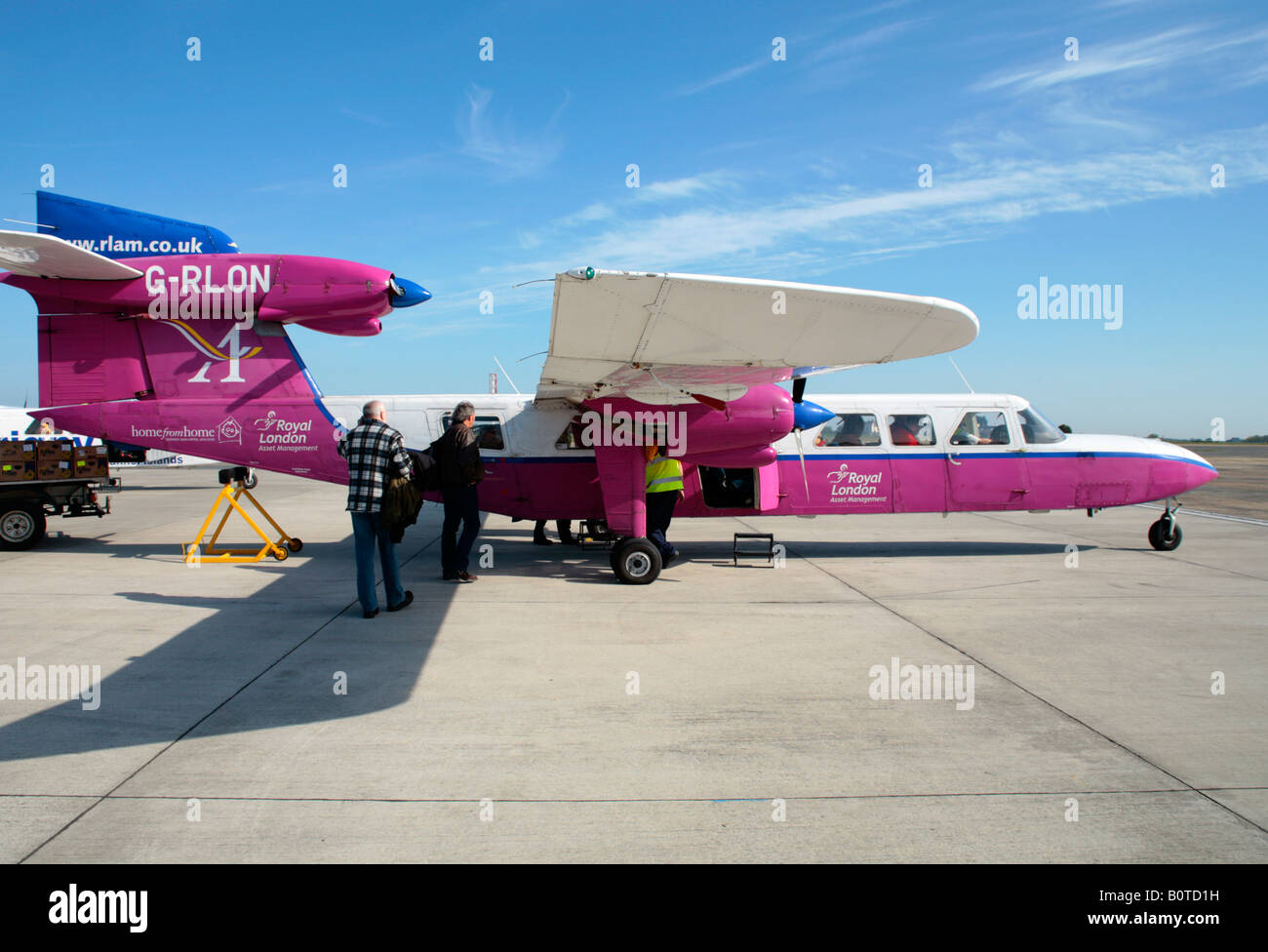 Schallmauer auf dem Flughafen Guernsey Island Stockfotografie - Alamy