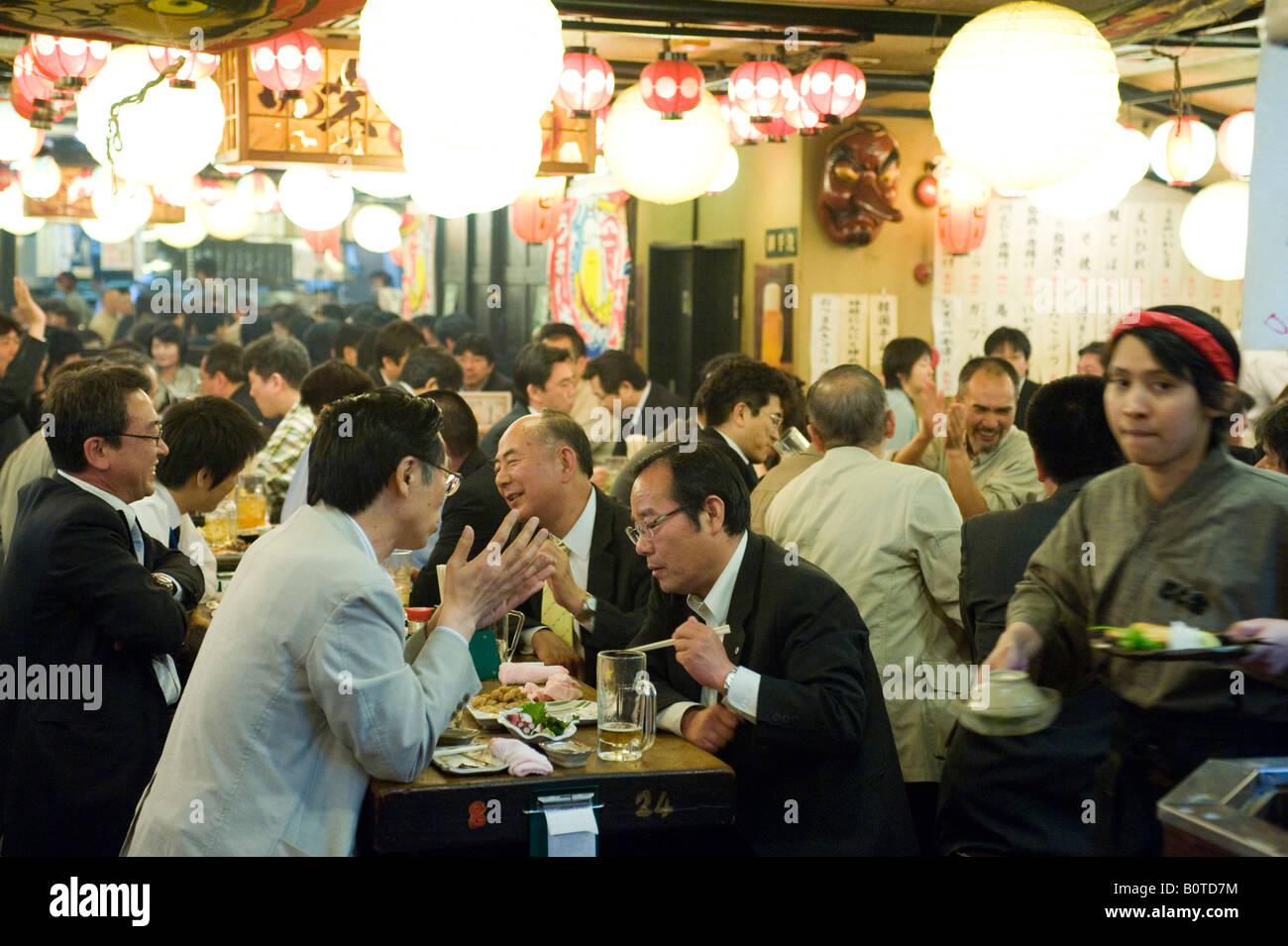 Beschäftigt Izakaya Restaurant unter Gleisanlagen an Yurakucho in zentralen Tokyo 2008 Stockfoto