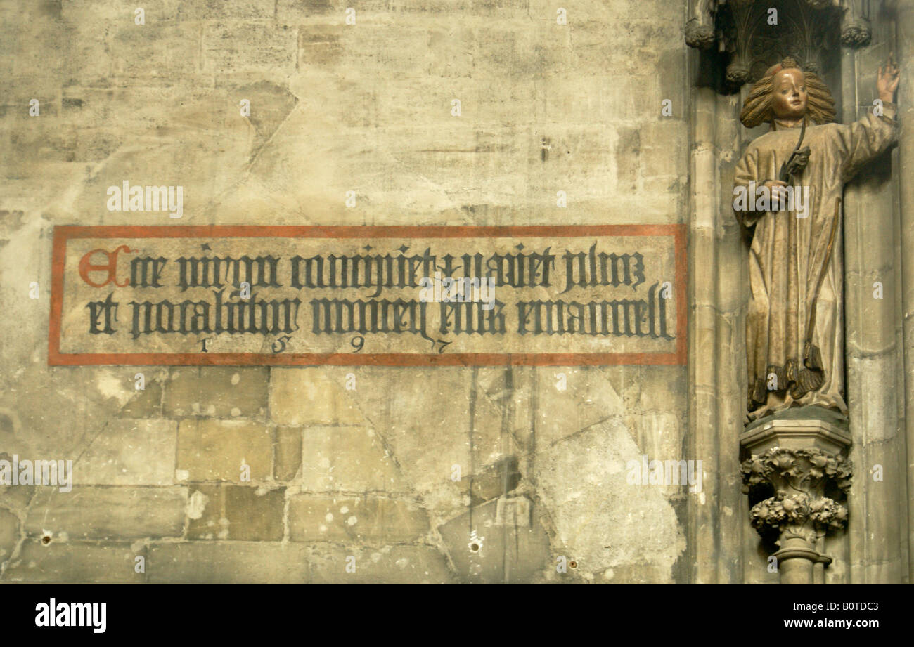 Inschrift in lateinischer Sprache, in der gotischen Typografie im Stephansdom in Wien Stockfoto