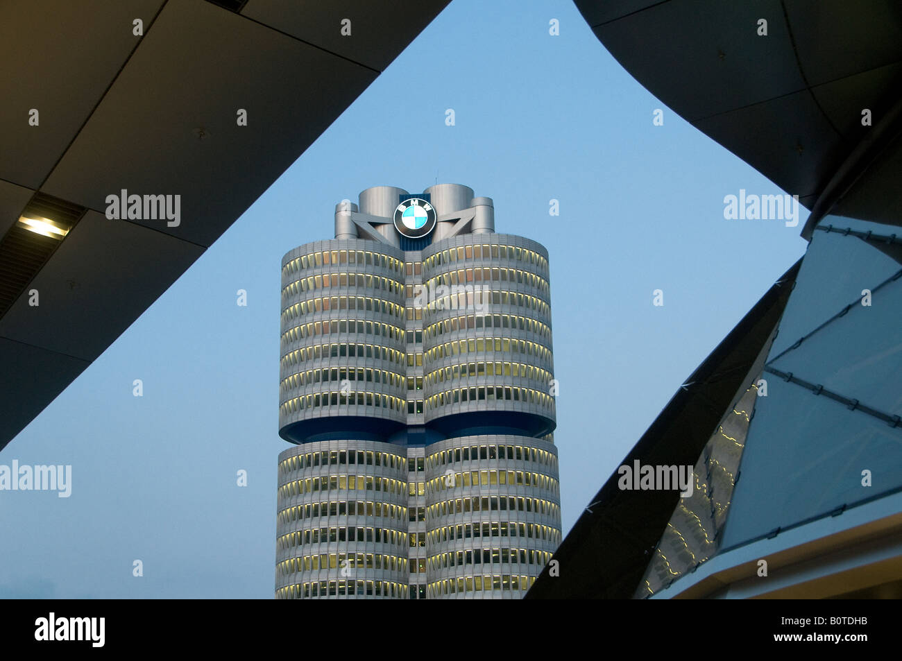 Ein Blick auf die BMW-Zentrale Türme aus dem BMW-Museum in der bayerischen Landeshauptstadt München. Deutschland Stockfoto
