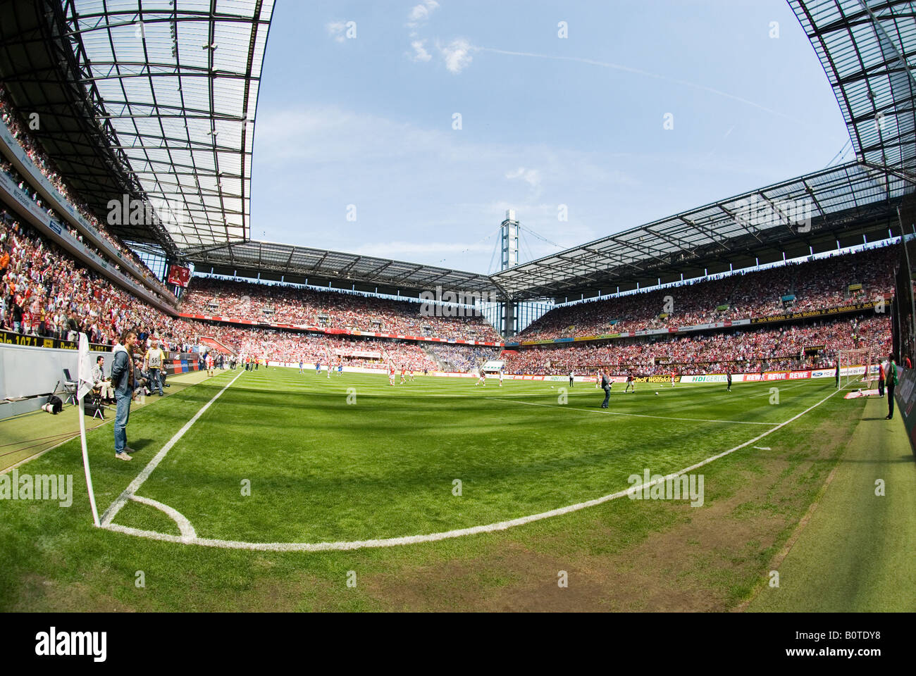 Ecke im gefüllten Fußballstadion vor dem Start, Köln, Deutschland Stockfoto