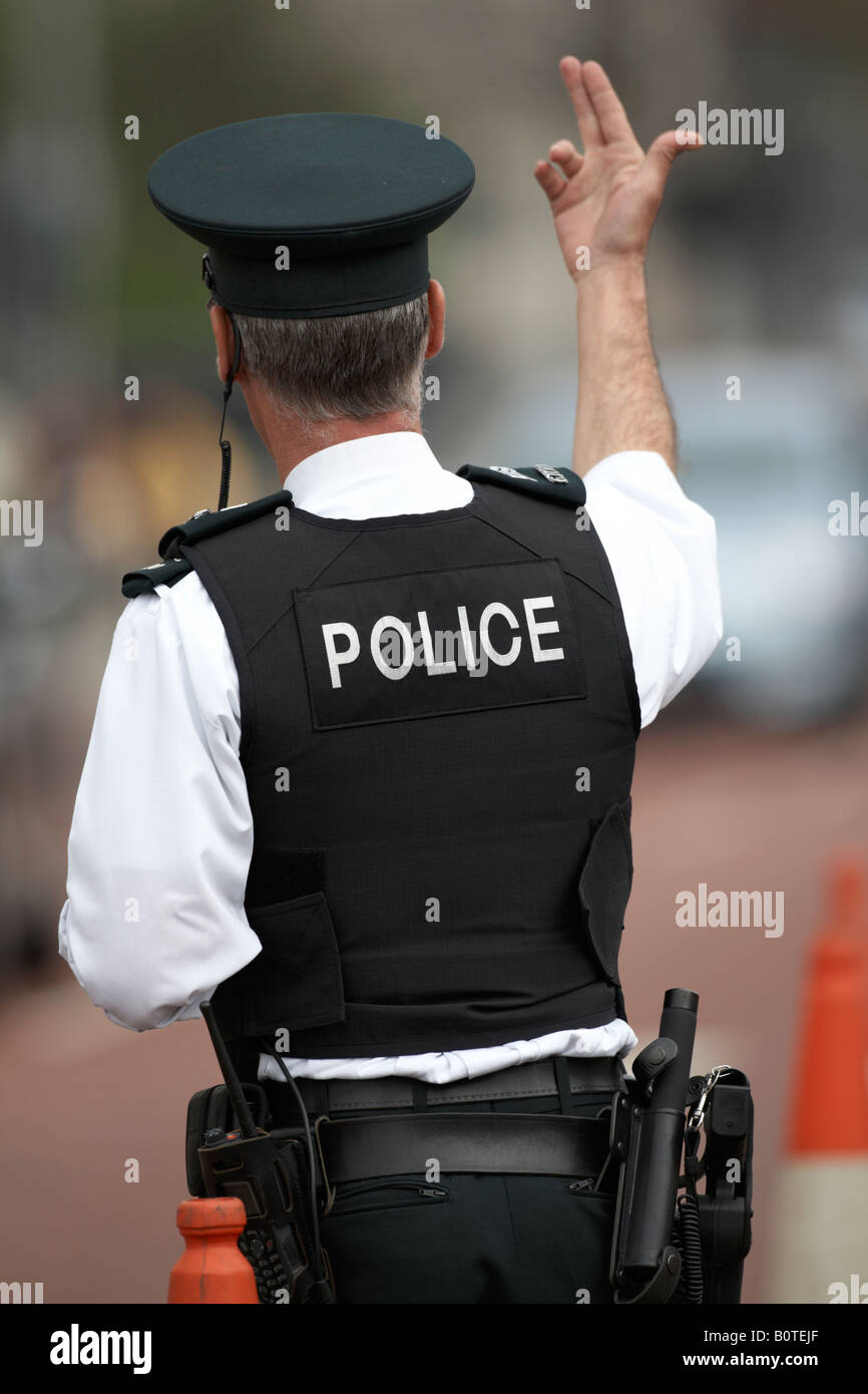 PSNI Polizei Dienst Nordirland Offizier Feldwebel geben Hand Ampeln auf Patrouille in belfast Stockfoto