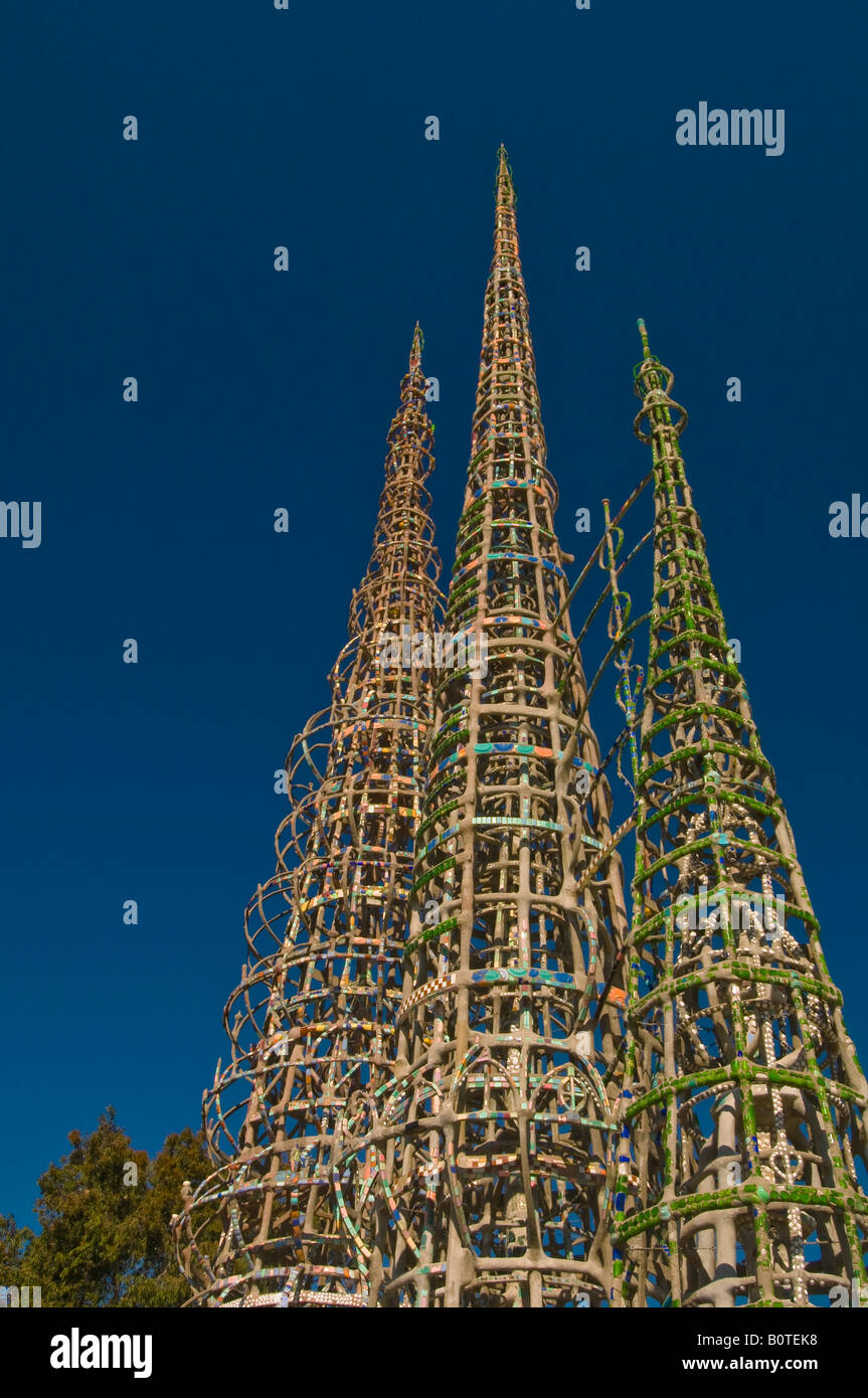 Volkskunst-Türme von Watts Towers nach oben zeigend Stockfoto