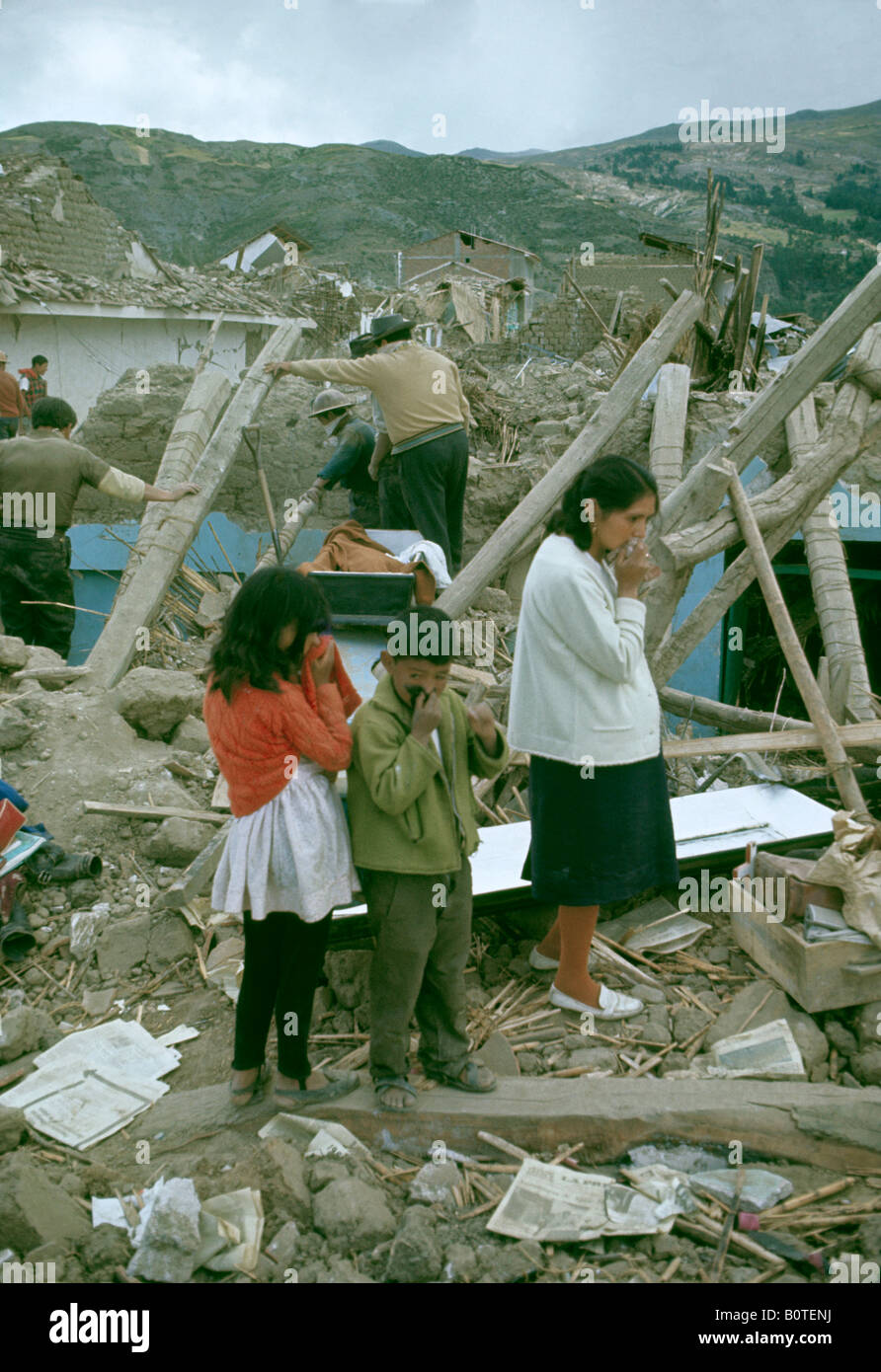 Trauernde Familie unter den Trümmern ihres Hauses in der Stadt Huaras nach dem Erdbeben, das in den Anden Peru may19 geschlagen Stockfoto