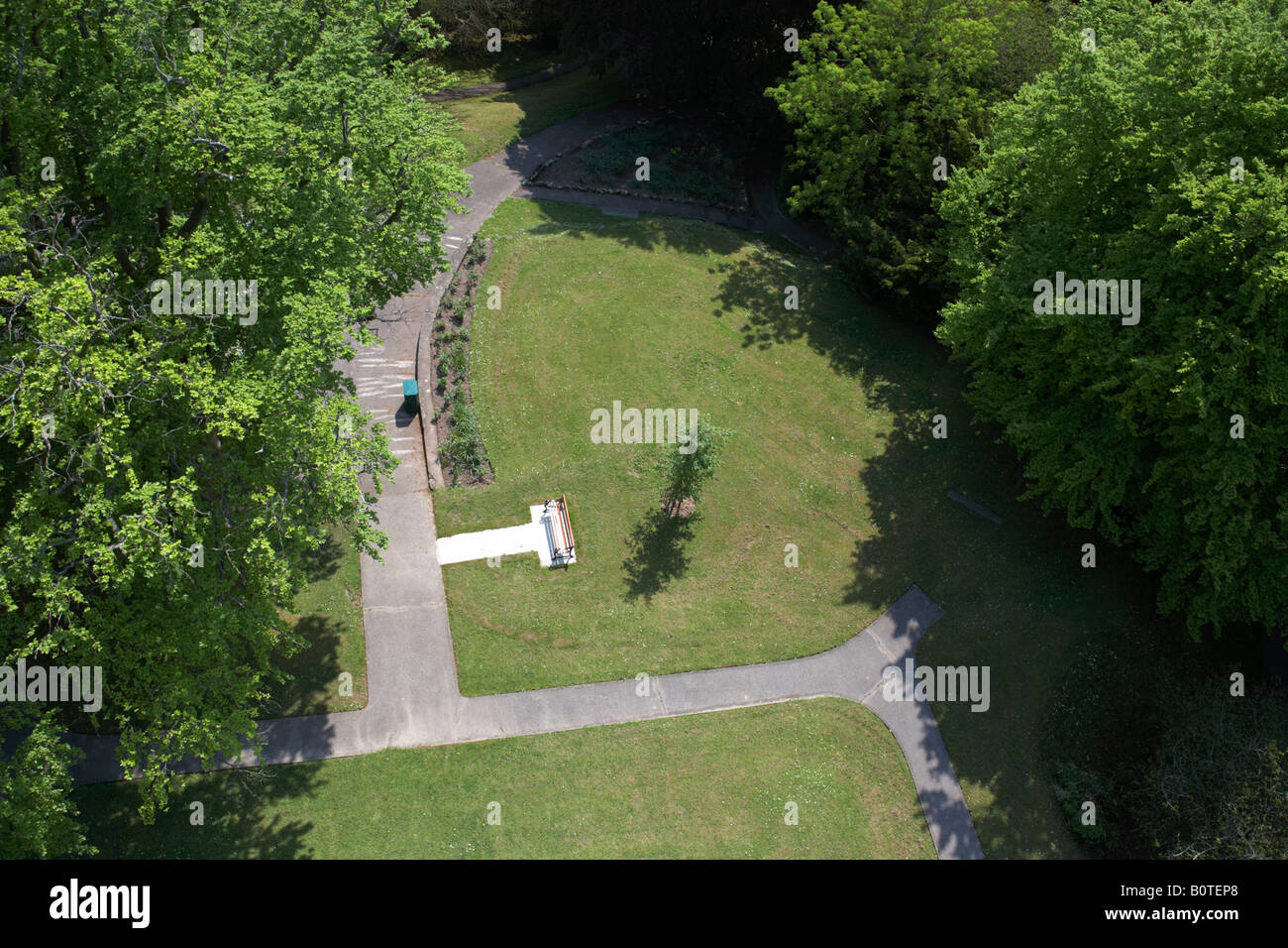 Luftbild des Parks von der Coles Denkmal einschließlich weg Bank Abfallbehälter Rasenflächen Bäume im Park forthill Enniskillen County Fermanagh Stockfoto