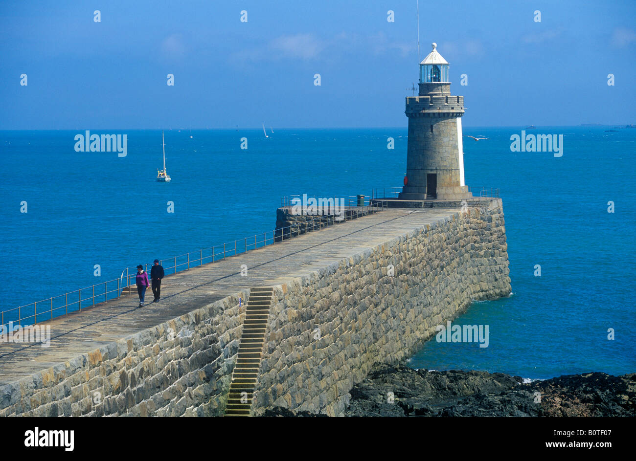 Leuchtturm am Hafen von St. Peter Port, Guernsey Island Stockfoto
