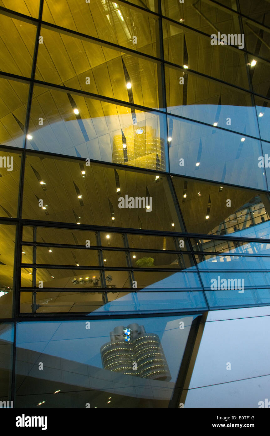 BMW Türme spiegeln sich in der verglasten Fassade des BMW Museum in München, Bayern. Deutschland Stockfoto