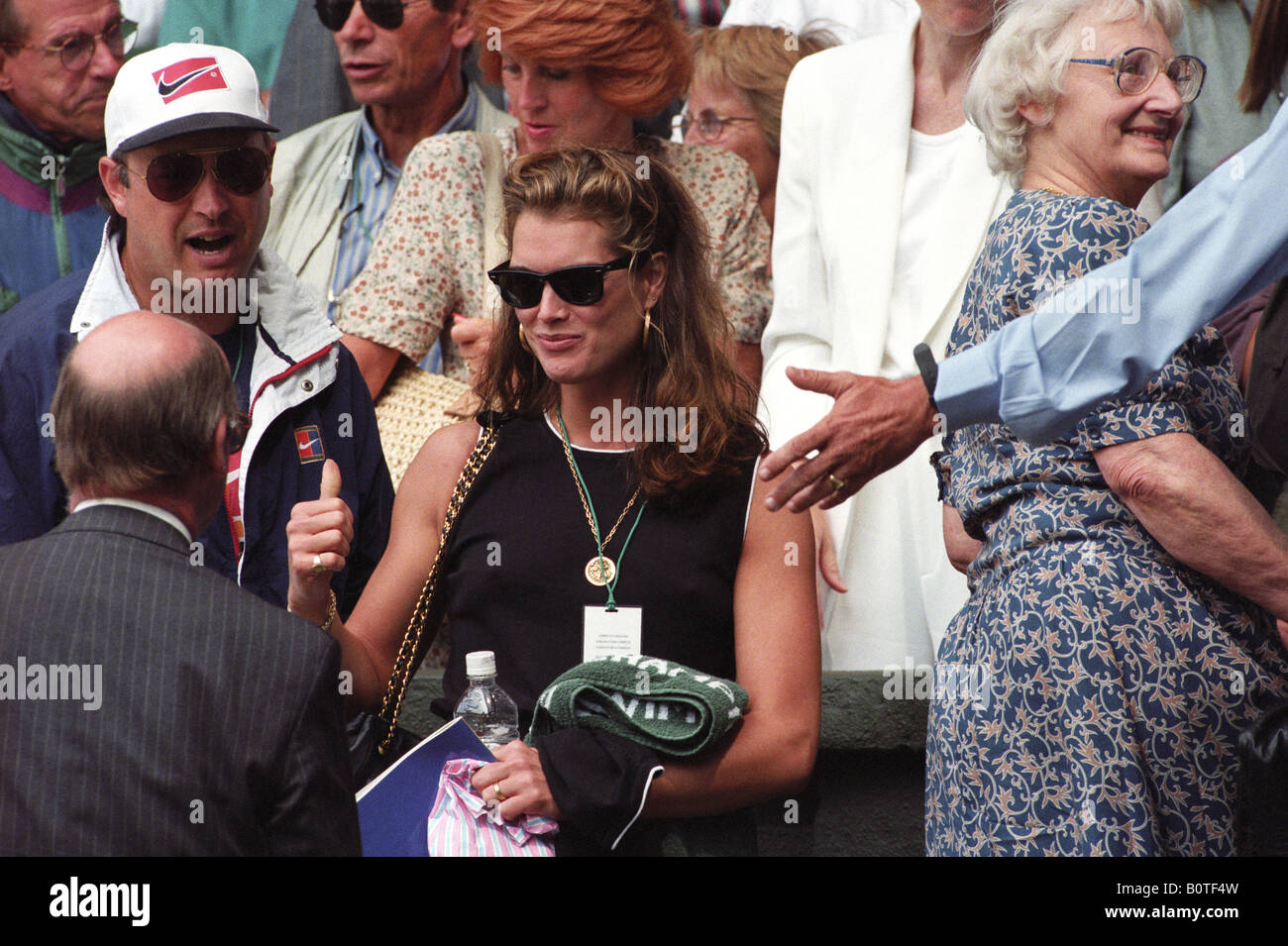 Schauspielerin Brooke Shields bei Wimbledon Tennisturnier im Jahr 1995, um Andre Agassi zu beobachten. Bild von David Bagnall. Schauspielerin Brooke Shields Stockfoto