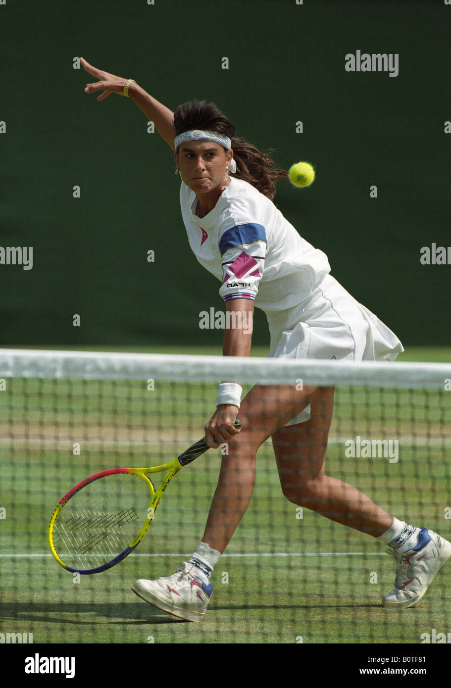 Gabriela Sabatini spielt 1995 Conchita Martinez auf dem Center Court in Wimbledon. Bild von David Bagnall. Gabriela Sabatini Gaby 1990er Jahre Stockfoto