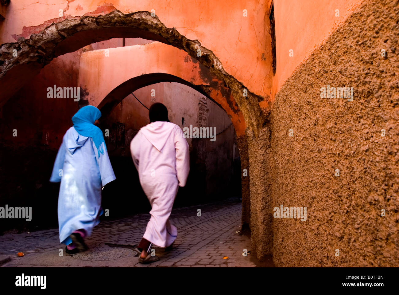 Frauen gehen in den Straßen von Marrakesch Stockfoto