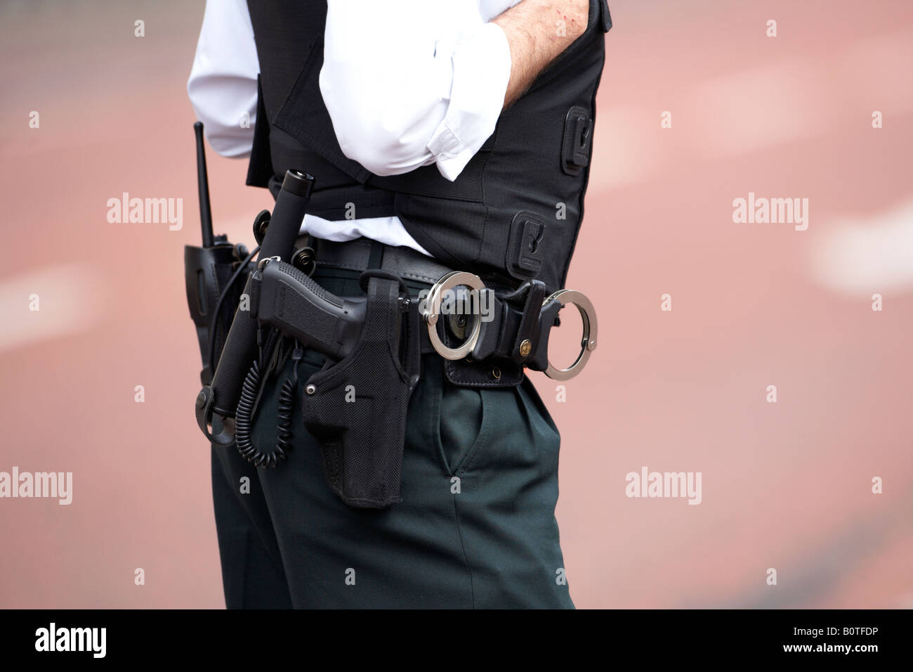 PSNI Polizei Dienst Nordirland Offizier tragen Dienstprogramm Gürtel Handschellen Schlagstock Glock Pistole Stockfoto