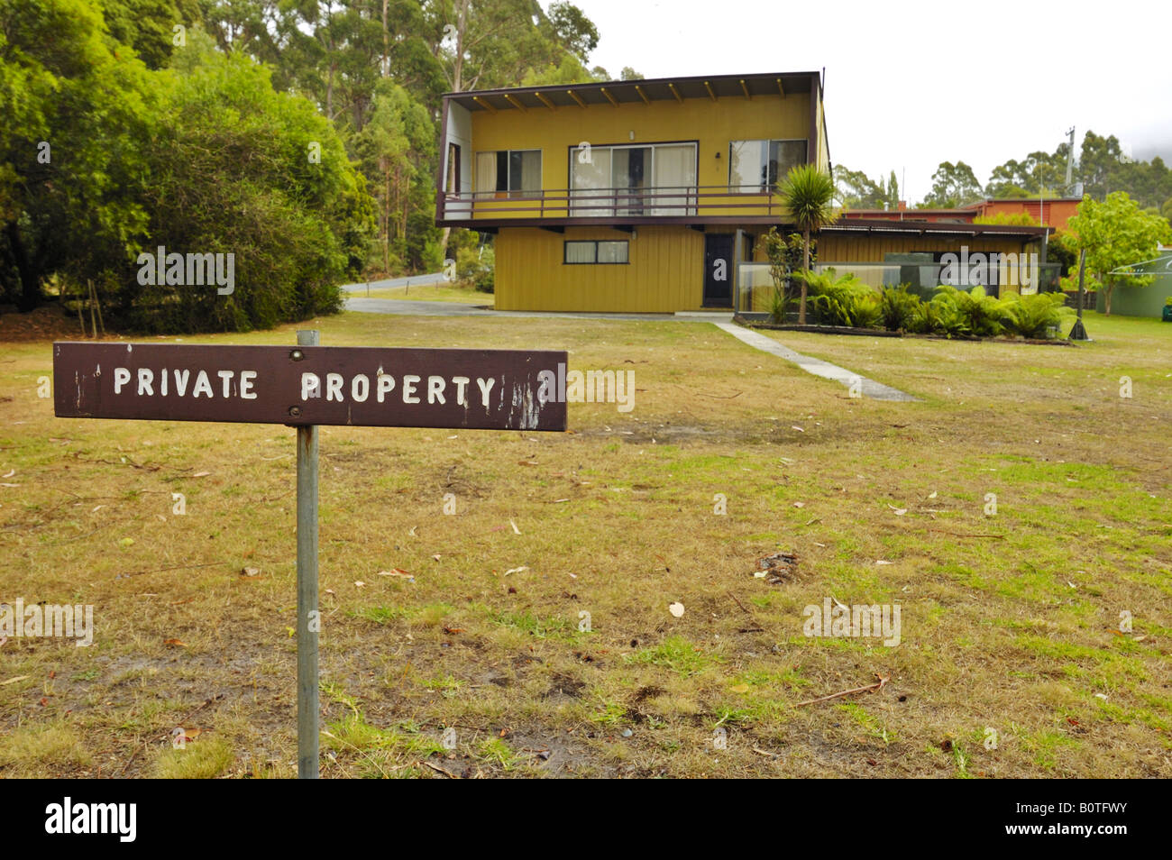 Eine australische Seite Strandhaus mit einem Privateigentum Schild Stockfoto