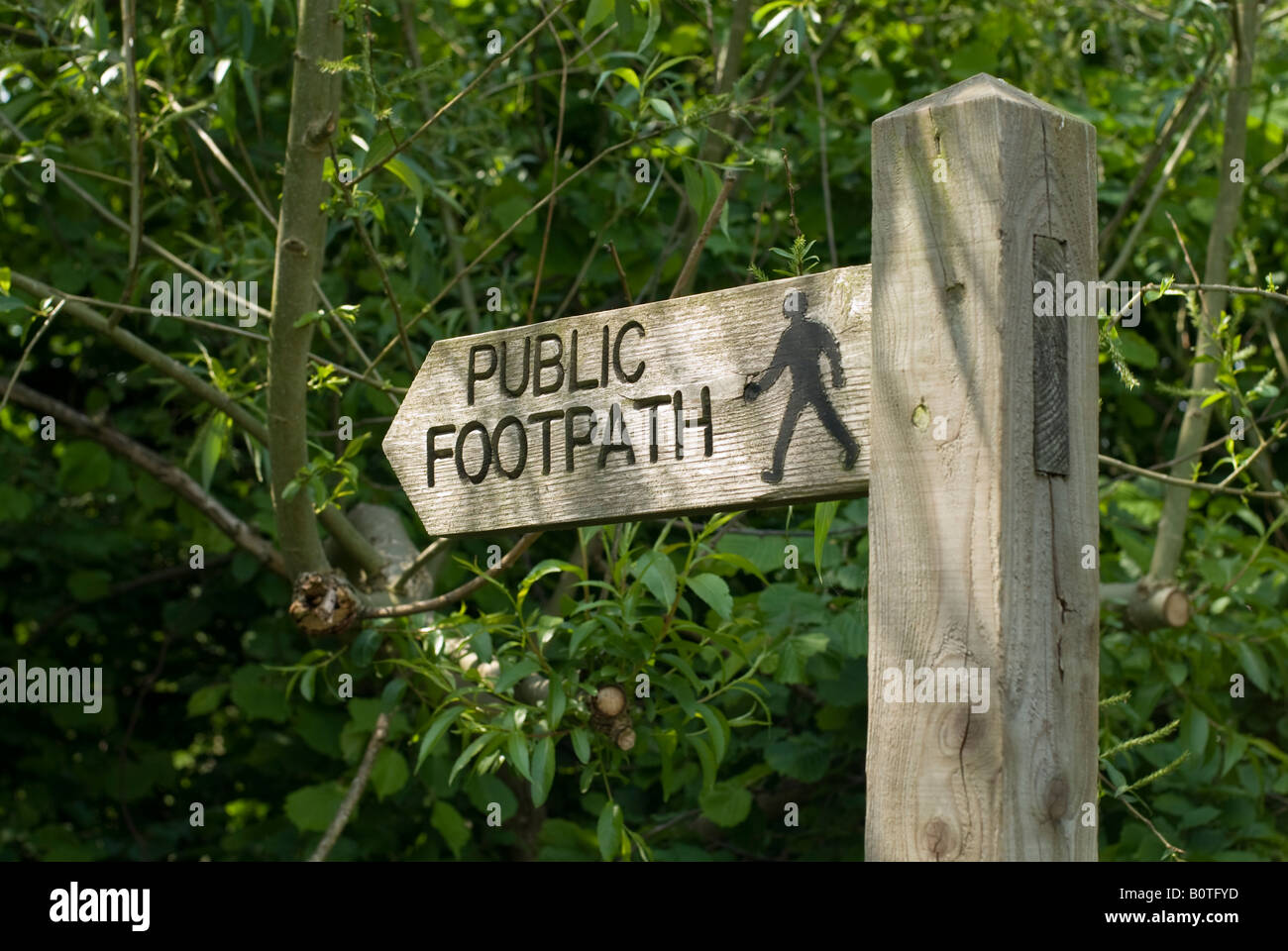 Öffentlichen Wanderweg-Wegweiser auf ein Land zu Fuß Stockfoto