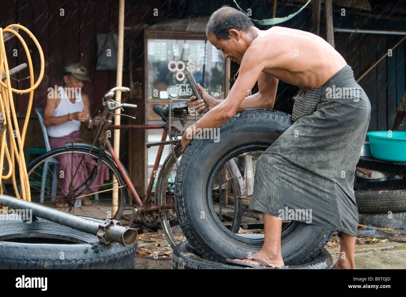 Mechaniker, die Reparatur von Reifen in Yangon, Birma, Myanmar Stockfoto
