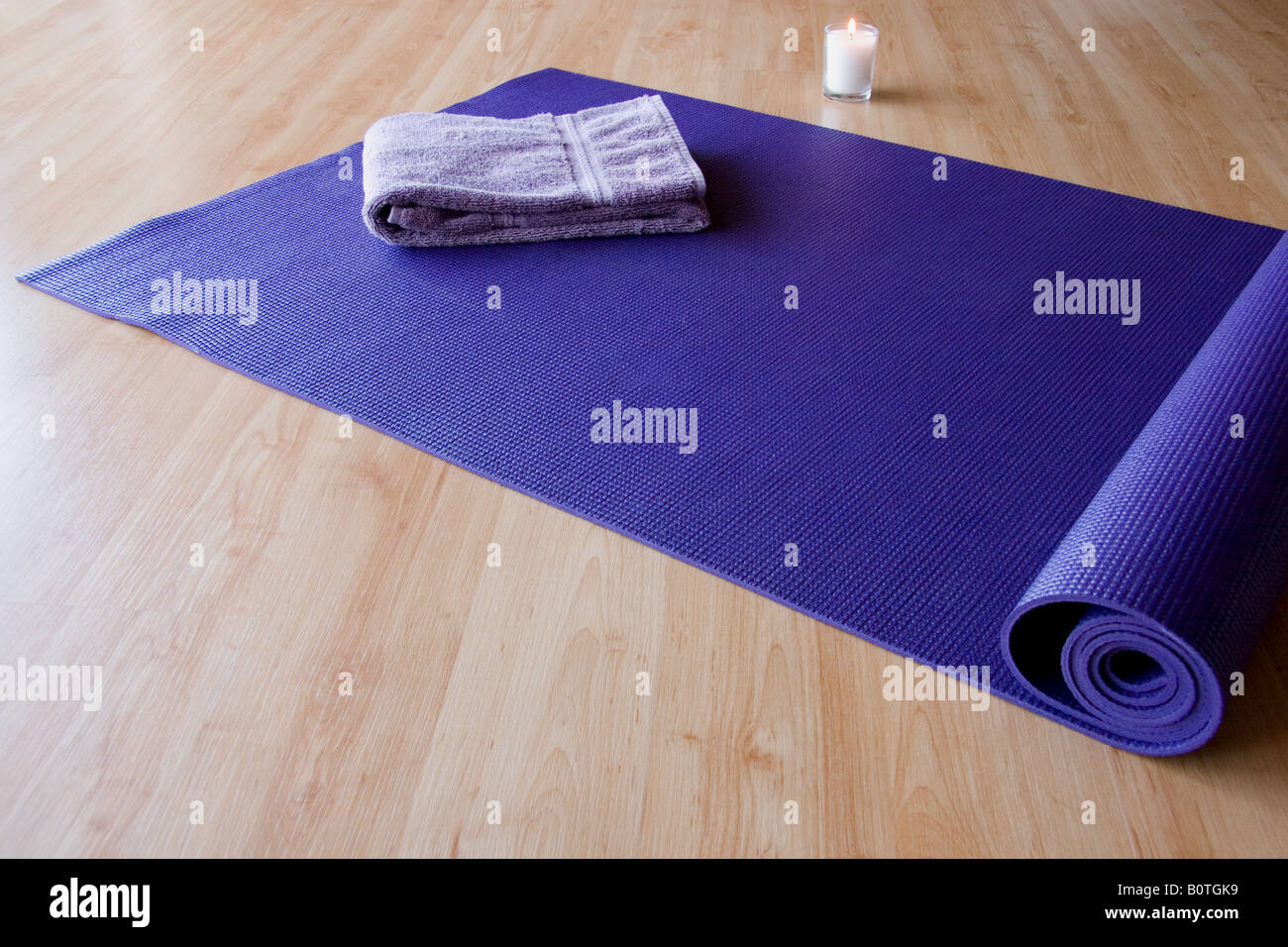 Yoga-Matte mit Tuch und Kerze Stockfoto