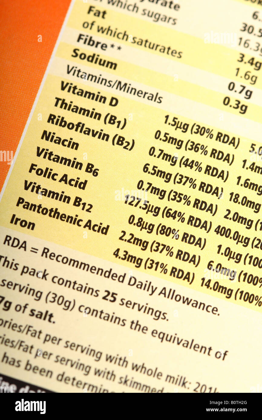 Essen Ernährungsprodukt Informationen Vitamin Natrium Faser Gesundheit Advie auf Paket von Frühstücks-Cerealien Stockfoto