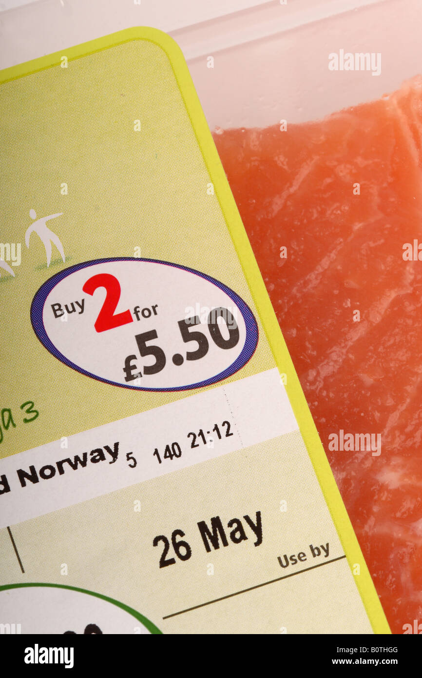 Frisches Lachssteak Supermarkt kaufen Sie 2 für reduzierten Preis-Kosten-Schnäppchen Stockfoto