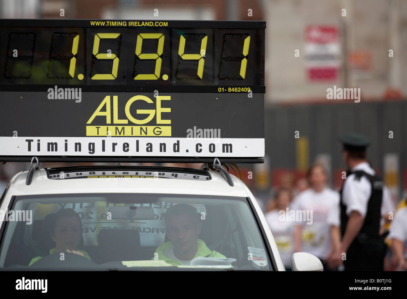 führen Sie Pace-Car zeigt Marathon Timing Board während Belfast City-Marathon 2008 1. 59. 36 Stockfoto