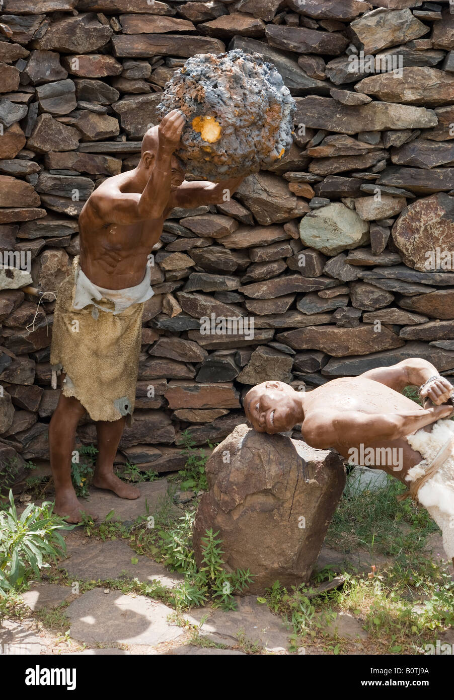 Gran Canaria - Mundo Aborigen in der Nähe von Maspalomas. Modell der Hinrichtung des verurteilten Mörder durch Zerkleinern Kopf mit einem großen Felsen. Stockfoto