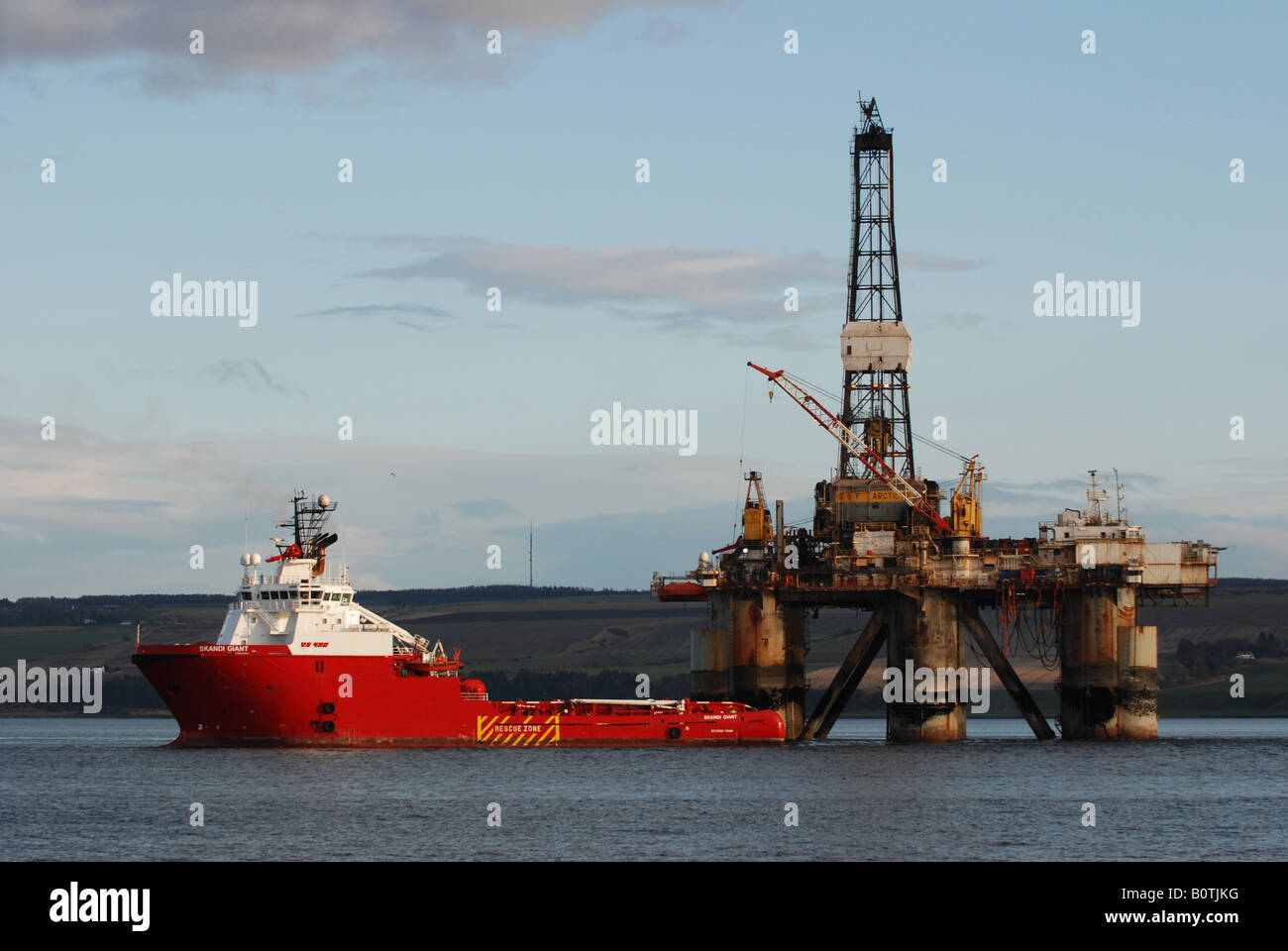 Oil Rig (GSF Arktis III) und Support Vessel (Skandi Riese) in den Cromarty Firth, Invergordon, Schottland Stockfoto