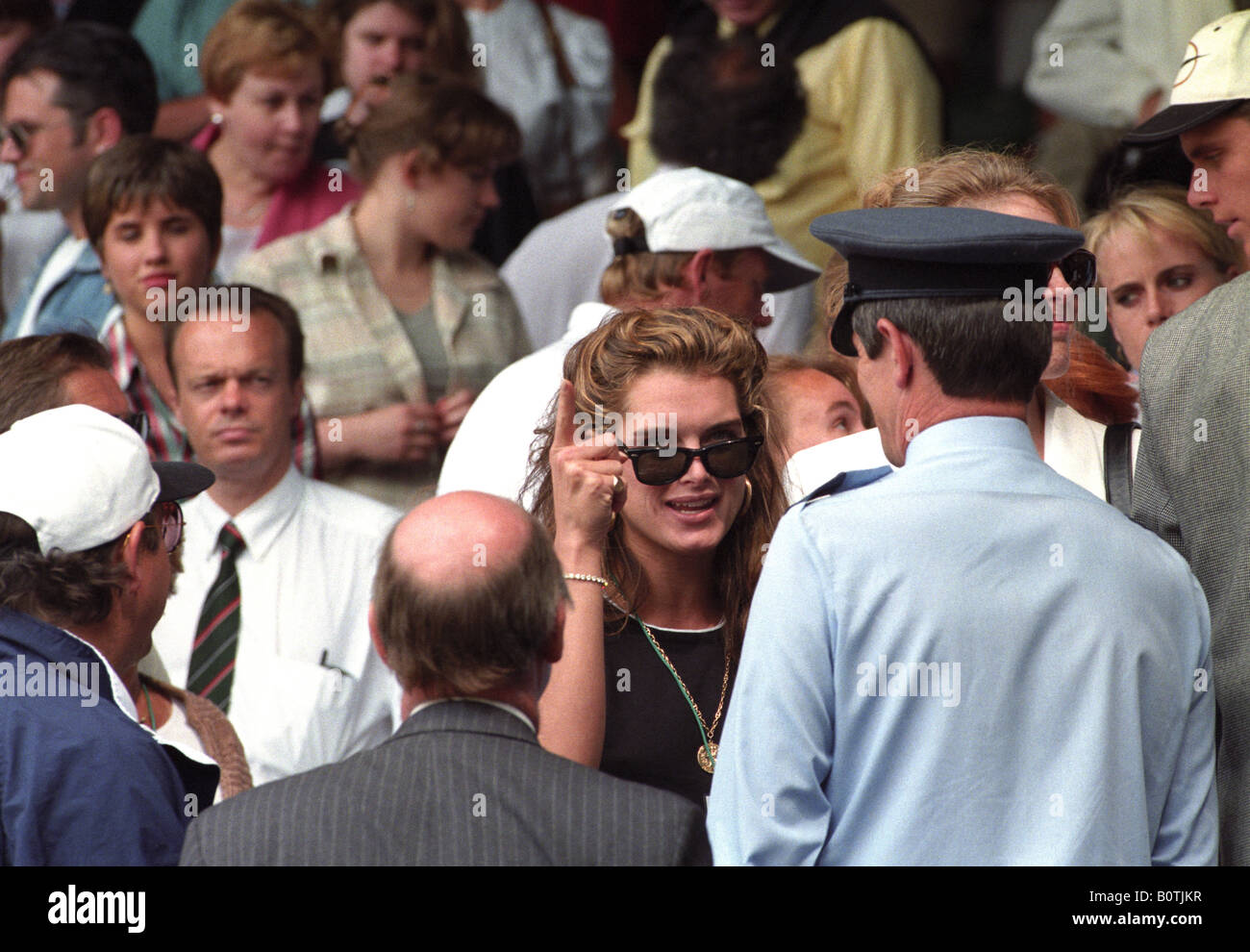 Schauspielerin Brooke Shields bei Wimbledon Tennisturnier im Jahr 1995, um Andre Agassi zu beobachten. Bild von David Bagnall. Schauspielerin Brooke Shields Stockfoto