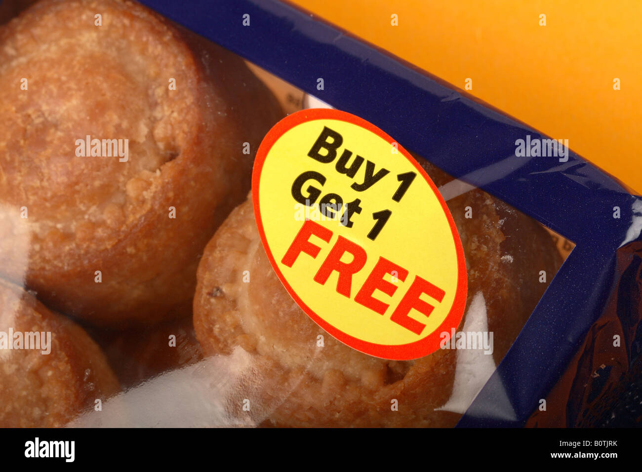 Supermarkt reduziert Preis Buy 1 Get 1 Free Aufkleber auf Pork pie Stockfoto