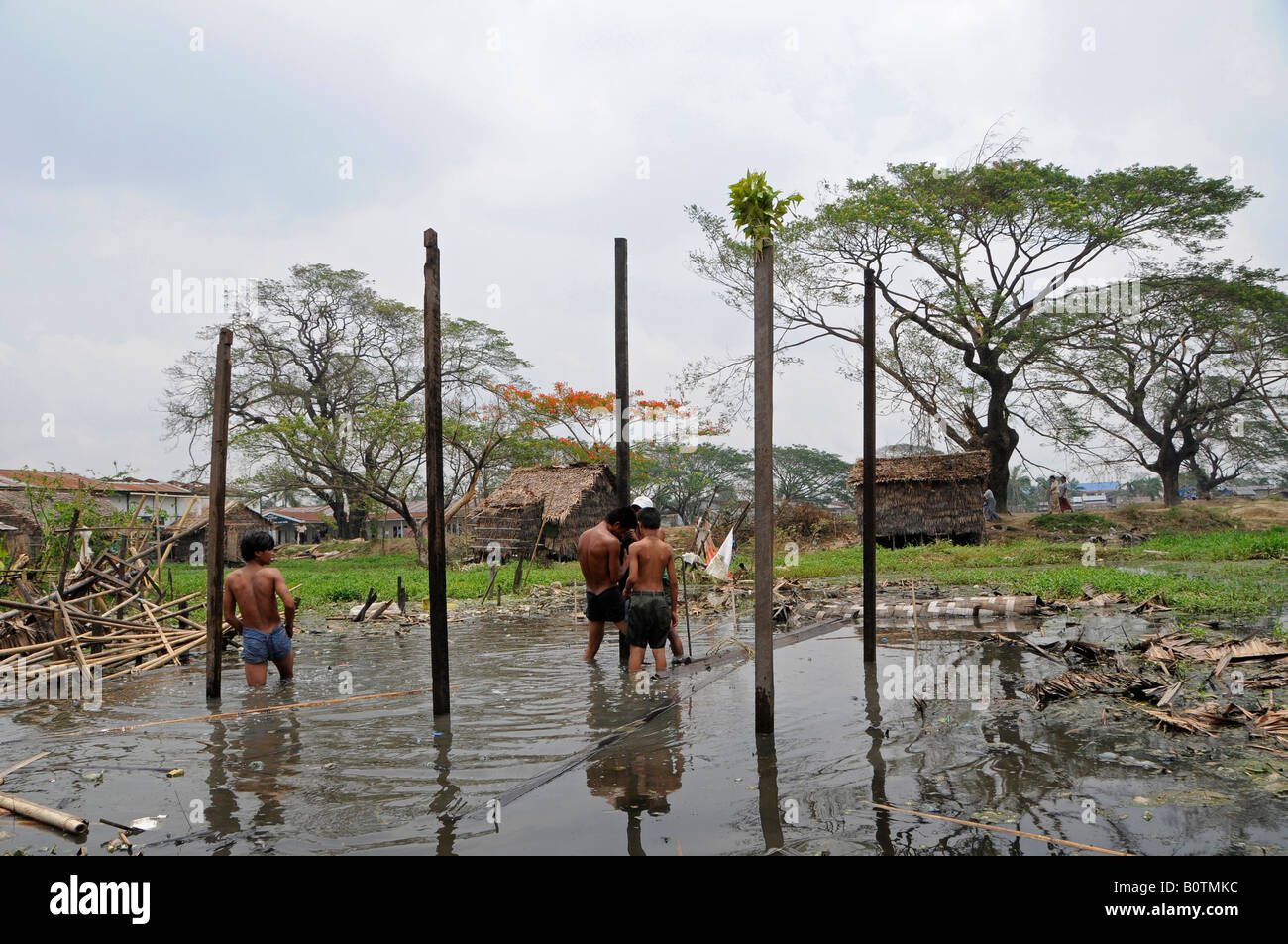 Zyklon Nargis Überlebenden ihre überflutete Haus in Hlaing Tharyar Township von Yangon wieder aufzubauen in der Republik der Union von Myanmar Stockfoto