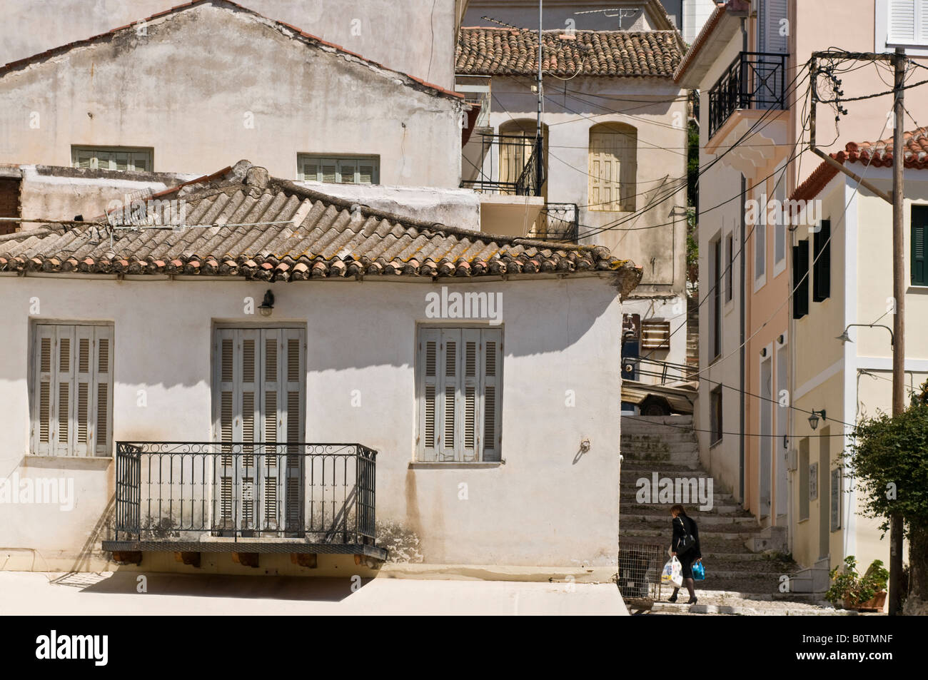 Alte Häuser und Schritte in die Stadt Pylos, Messenien, südlichen Peloponnes, Griechenland Stockfoto