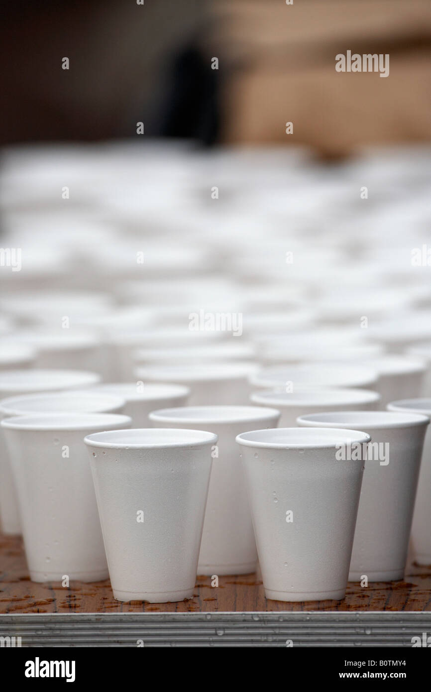 Styropor Styropor Tassen voll Wasser sitzen auf einem Tisch in einem  Marathon-Sport-Rennen Stockfotografie - Alamy