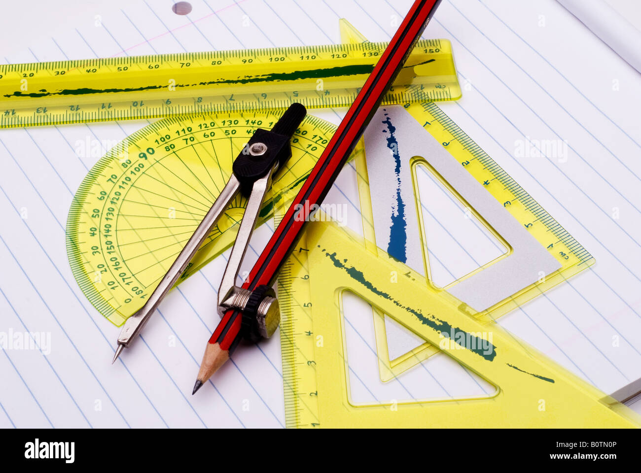 Geometrie oder mathematische Instrumente auf Liniertes Papier Notebook, Schulbildung Stockfoto