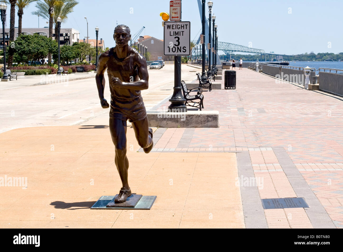 Bronze-Statue eines Mannes, die entlang einem Backstein Gehweg in Jacksonville, Florida Stockfoto