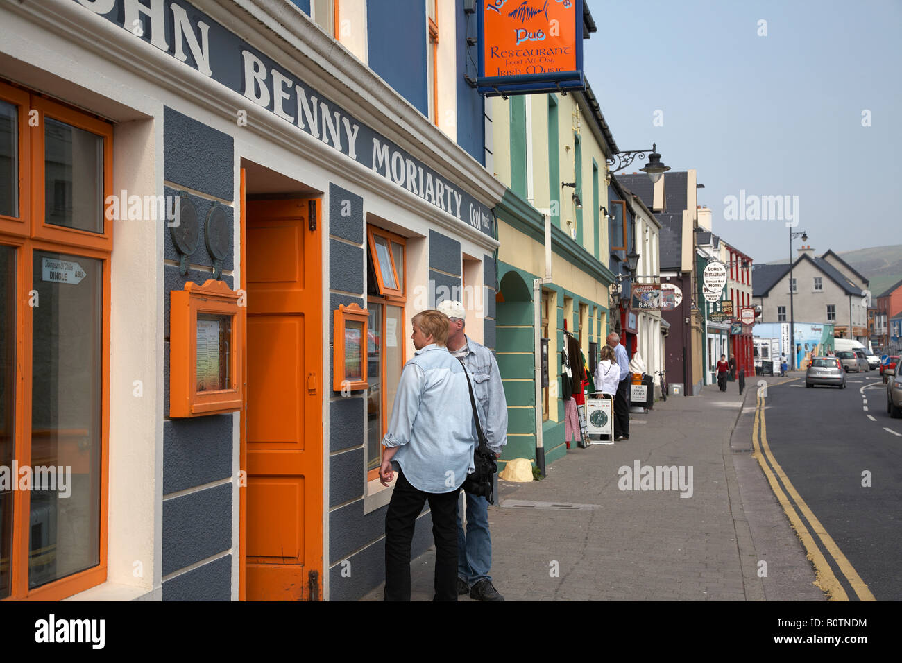 Touristen zu prüfen das Menü vor einem Restaurant am Strand Straße in An Daingean Dingle Stadt Europas westlichste Stadt dingle Stockfoto