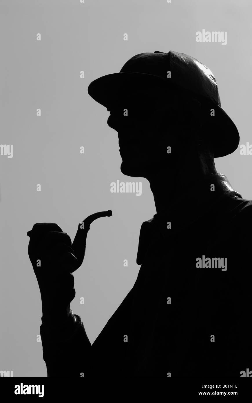 Sherlock Holmes Statue, ip-Profil gesehen, Rotwild Stalker Hut und Pfeife raucht. Baker Street London England 2013 2010er Jahre Großbritannien HOMER SYKES Stockfoto