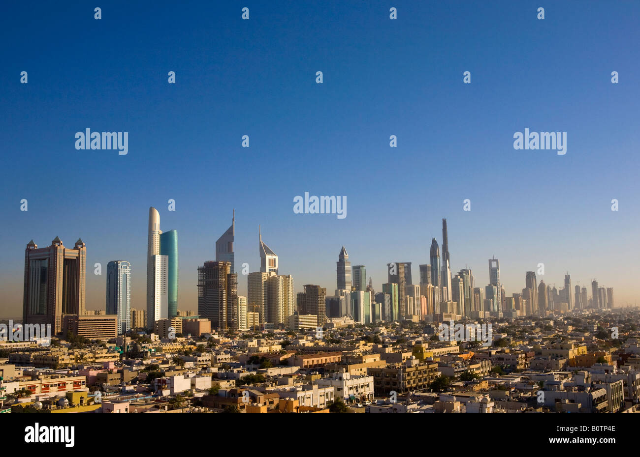 Erhöhten Blick auf die Wolkenkratzer an der Sheikh Zayed Road in Dubai, Vereinigte Arabische Emirate. Stockfoto