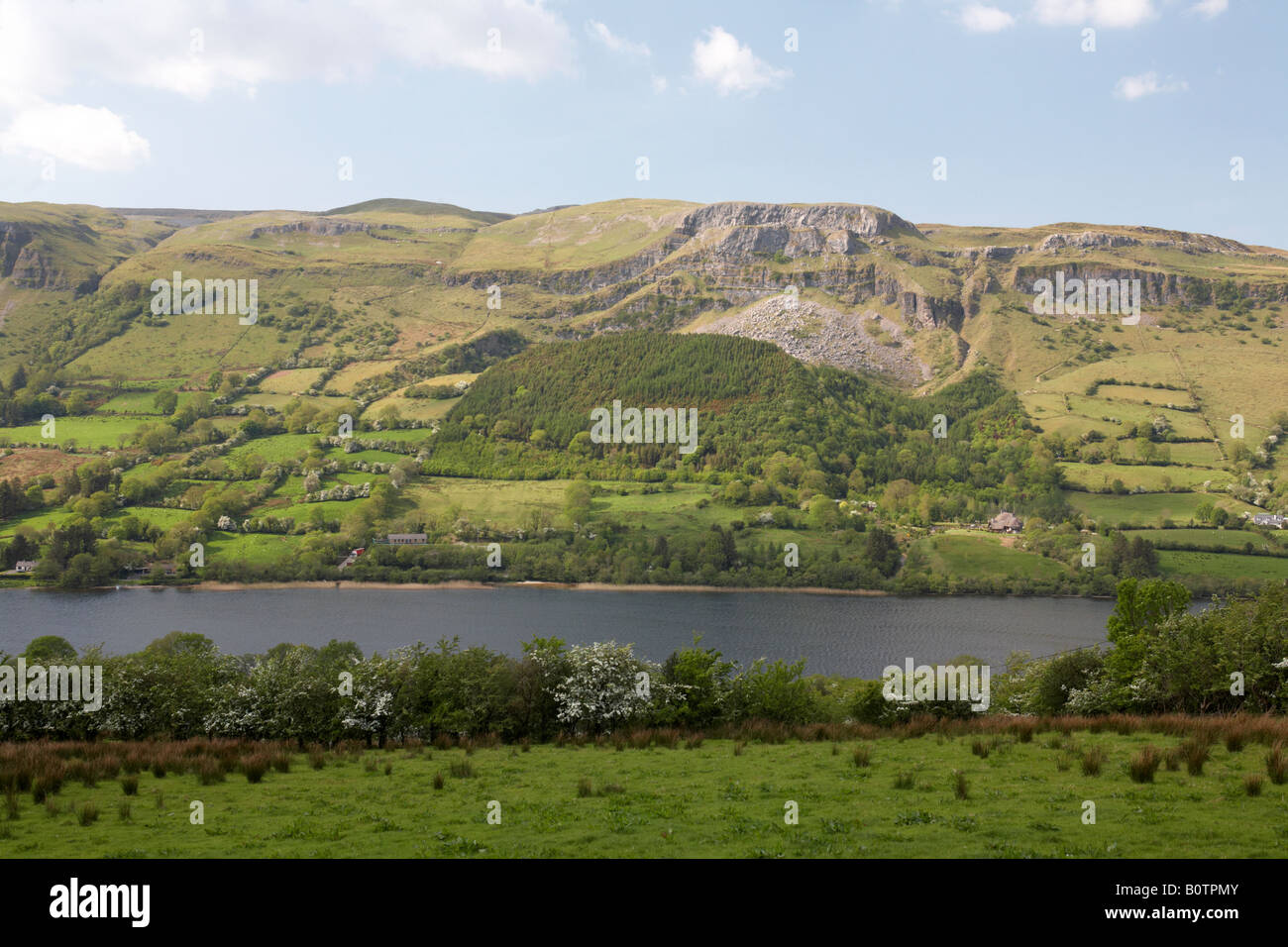 Glencar Lake an der Grafschaft Sligo Leitrim Grenze unter Benbulben Mountain Republik von Irland Stockfoto