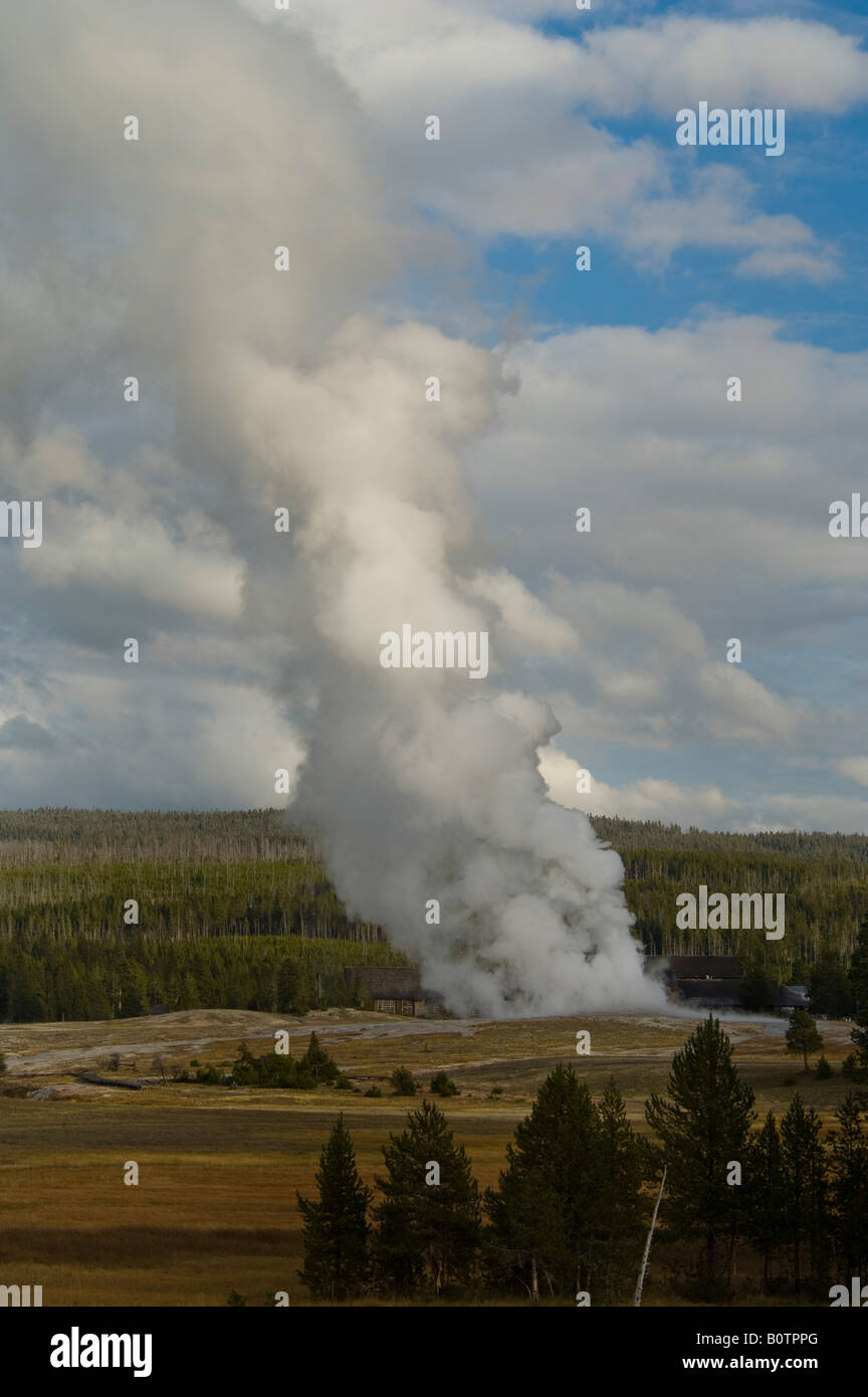 Riesige Spalte der geothermischen Dampf vom Ausbruch des alten Gläubigen Geysir Yellowstone Nationalpark, Wyoming Stockfoto