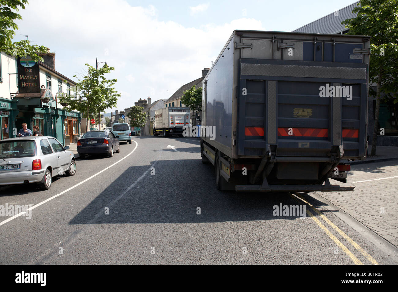 LKW geparkt auf doppelte gelbe Linien in engen Gassen Foxford eine traditionellen irischen Kleinstadt im county Mayo Irland Stockfoto
