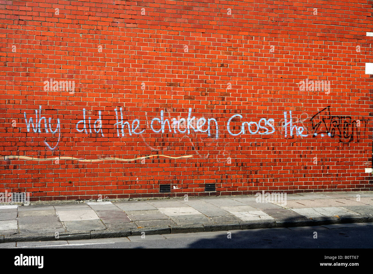 Warum hat das Huhn die Straße, Graffiti überquert Stockfoto