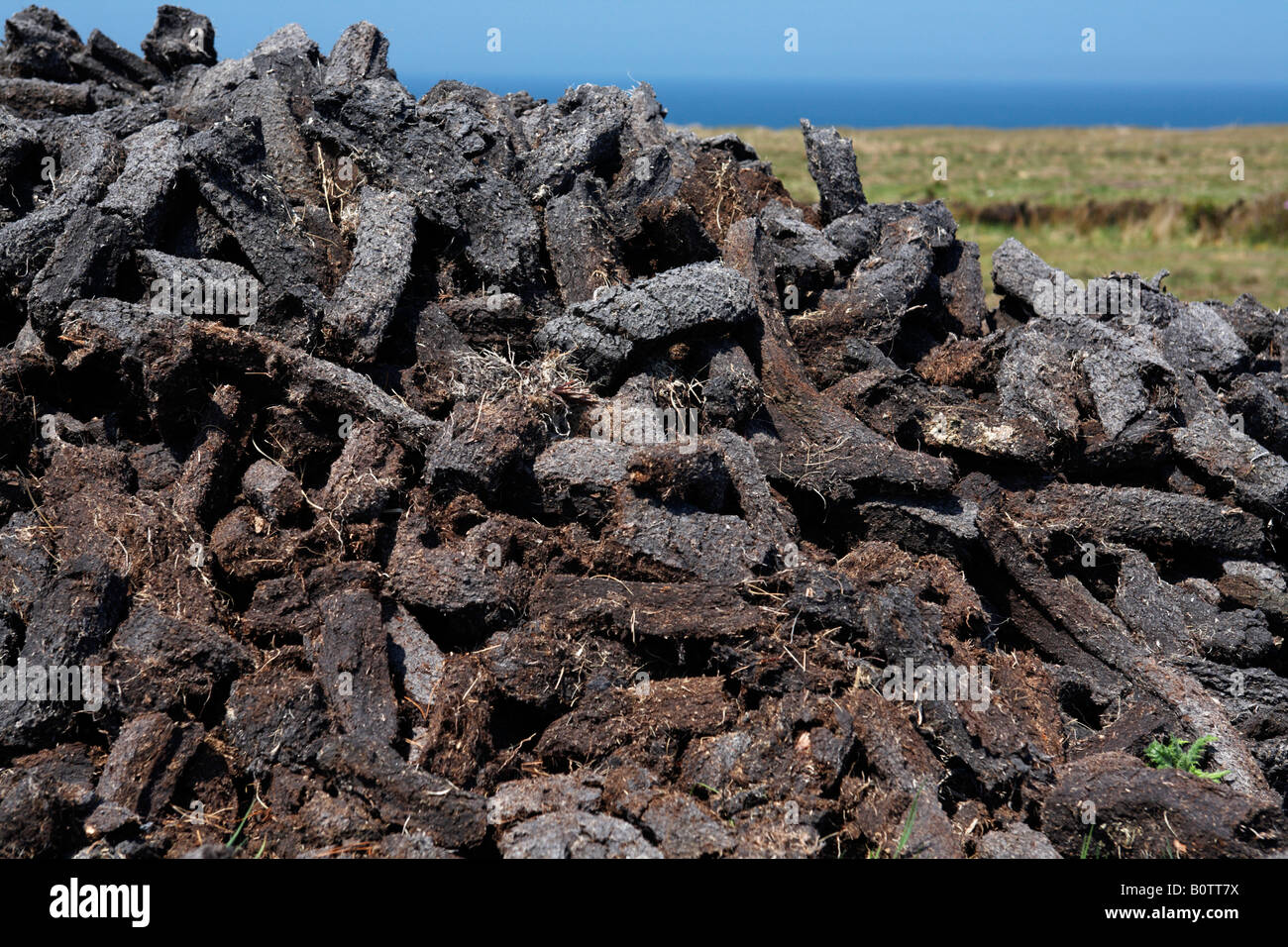 Haufen von geschnittenen Rasen Torf trocknen in der Sonne als Haushalt Kraftstoff noch in diesem Jahr in Irland county Mayo verwendet werden Stockfoto