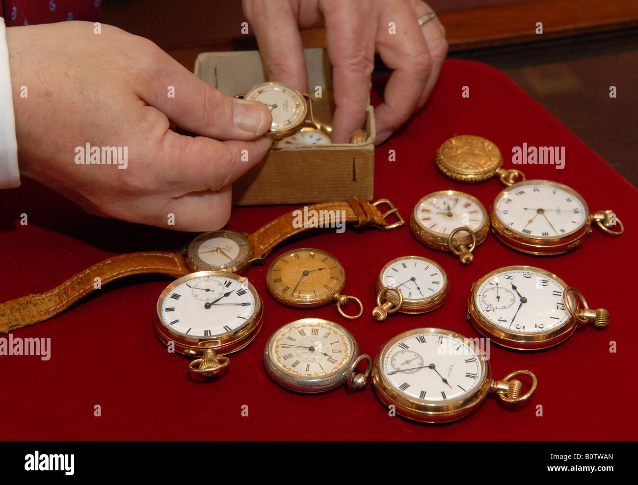 Bewertung der alten Tasche und Handgelenk Uhren Stockfoto