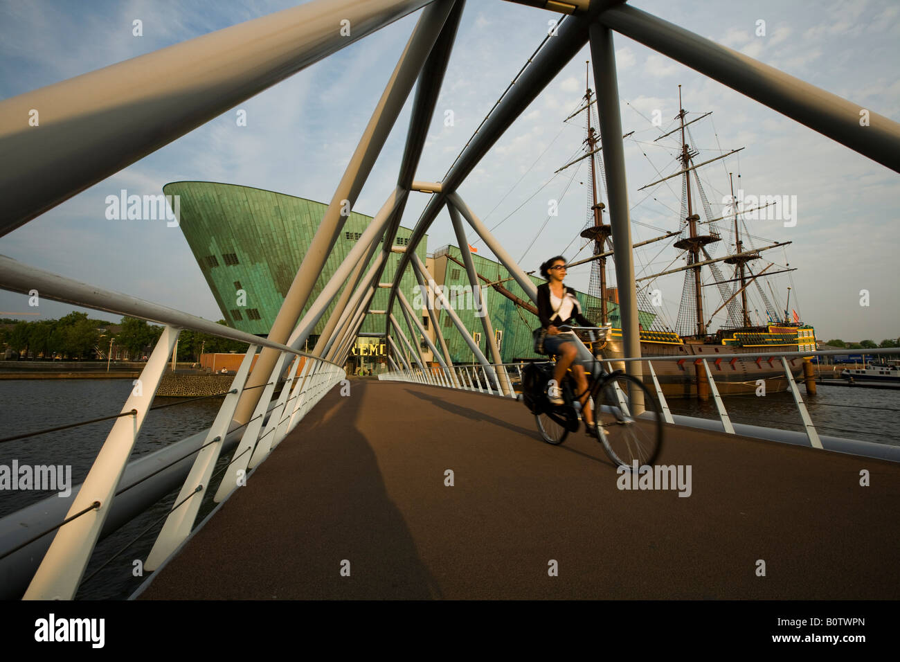 Brücke zum Zentrum Wissenschaftsmuseum NEMO in Amsterdam alten VOC Schiff Teil des maritimen Museums in Amsterdam Stockfoto